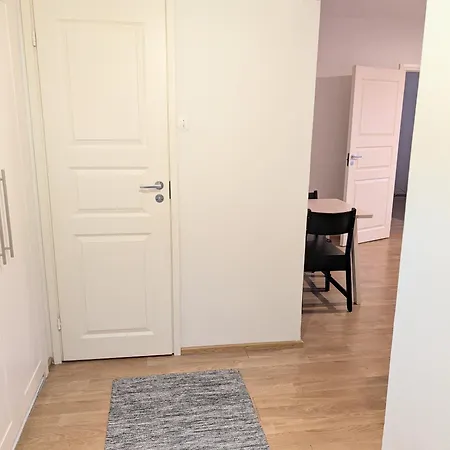 20 - In Centre, Free Parking!