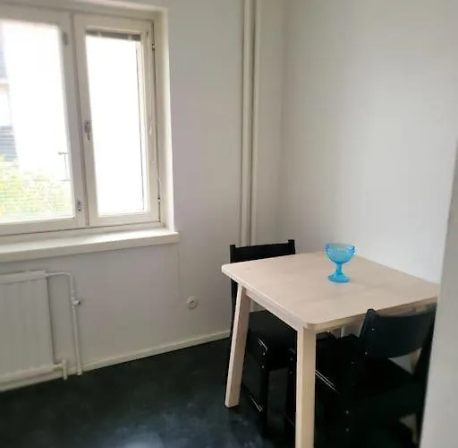 20 - In Centre, Free Parking! *