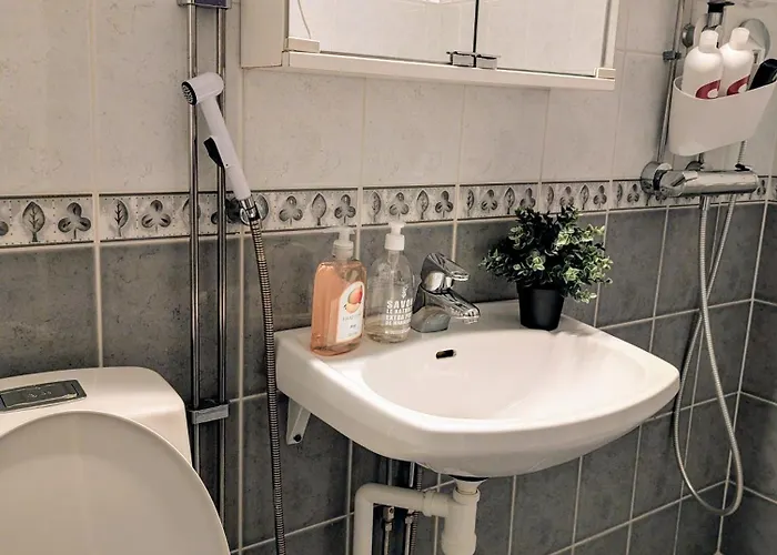 20 - In Centre, Free Parking!