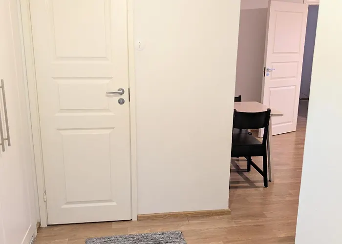 20 - In Centre, Free Parking!